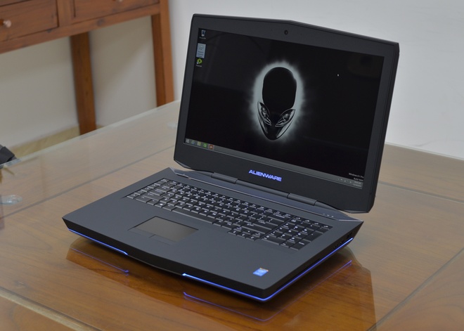 Laptop chơi game giá bằng một xe SH xuất hiện tại Việt Nam